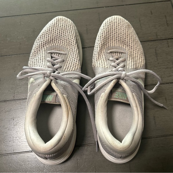 Nike Gray Sneakers for Everyday Comfort - Picture 1 of 5